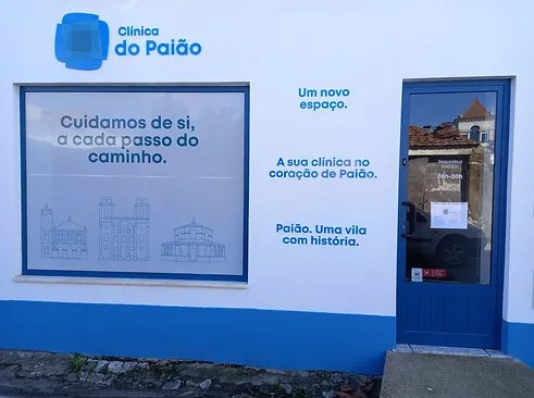 Fachada da Clínica do Paião com o logótipo e a frase «Cuidamos de si, a cada passo do caminho»
